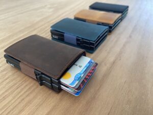 Double-barrel pop-up wallet