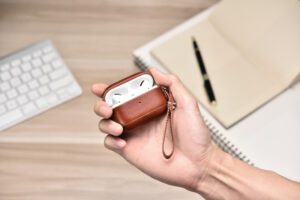 Man holding leather Airpods 3 case