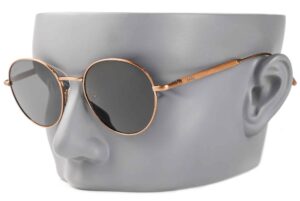 sahara sunglasses with grey lenses on a male model