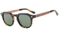 Brown tortoiseshell sunglasses with green polarised lenses and wooden temples engraved with the logo “buko.”