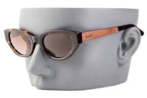 Havana sunglasses with tortoiseshell frame and wooden arms on a grey mannequin head