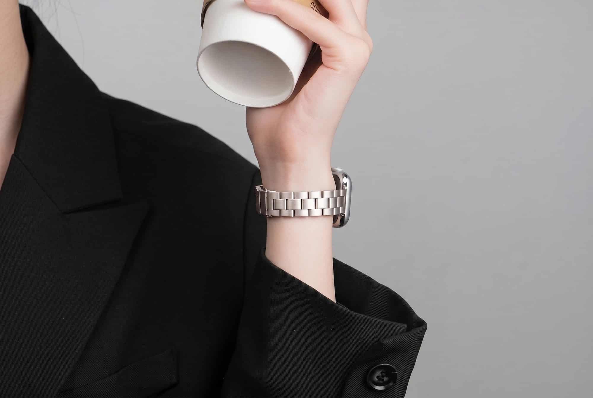 Vanta stainless steel Apple Watch band in starlight worn on wrist with slim chunky link design and brushed finish